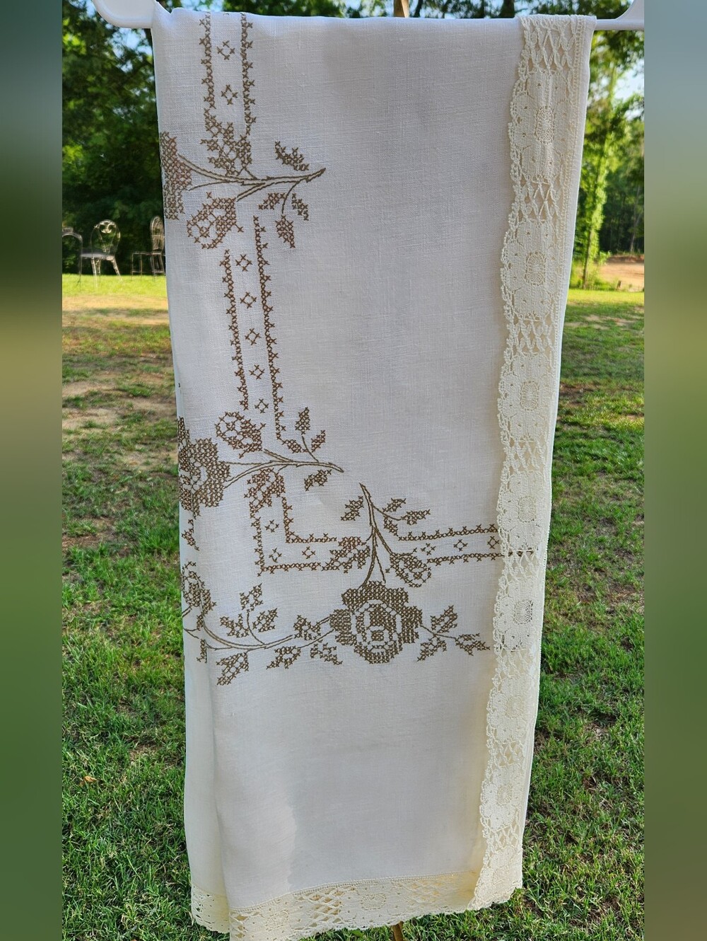 BROWN ROSE CROSSTITCH TABLECLOTH WITH CLUNY LACE